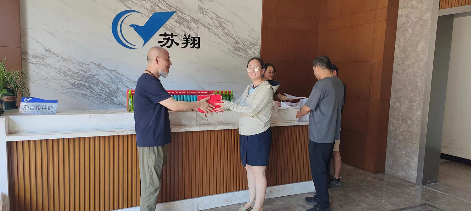 公司、工會領(lǐng)導(dǎo)慰問奮戰(zhàn)在一線高溫環(huán)境中的員工